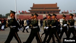 2016年，中共第十八屆六中全會10月25日在北京召開第二天會議時，武警邁步通過天安門廣場。 (資料照片)