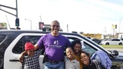 Policajac Kit Mot sa srednjoškolcem čiji je mentor i njegovom braćom i sestrama.