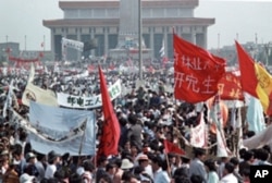 1989年5月成千上萬中國民眾在北京天安門廣場集會抗議