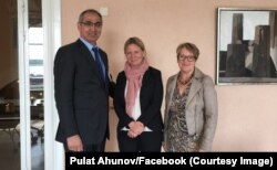 Po'lat Oxunov Shvetsiya parlamenti a'zolari Désirée Petrus va Sofiya Damm bilan, Stokgolm, 3-iyun, 2015