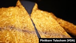 ฉลองพระองค์ครุย (Ceremonial Gold Robe) รัชกาลที่4 ที่เก็บรักษาจากฝ่ายมานุษยวิทยา สถาบันสมิธโซเนียน