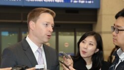 Oq uy rasmiysi Mett Pottinjer jurnalistlar bilan