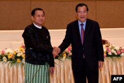 រូបឯកសារ៖ លោកនាយករដ្ឋមន្ត្រី ហ៊ុន សែន ថតរូបជាមួយមេដឹកនាំយោធាមីយ៉ាន់ម៉ាលោក Min Aung Hlaing ក្នុងពេលជួបសំណេះសំណាលផ្លូវការមួយ នៅរដ្ឋធានីណៃពិដោ មីយ៉ាន់ម៉ា កាលពីថ្ងៃទី ៧ ខែមករា ឆ្នាំ ២០២២។ (Photo by An Khoun SamAun / National Television of Cambodia (TVK) / AFP)