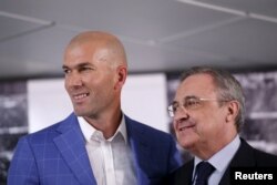 L’entraîneur Zinédine Zidane du Real Madrid et le président du club Florentino Pérez lors d’une conférence de presse, Madrid, Espagne, 4 juin 2016.
