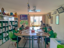 ​បុគ្គលិក​របស់​សាលាវ៉េស្ទឡាញន៍ កំពុង​ធ្វើរបាំងមុខ​សម្រាប់គ្រូ និង​សិស្ស​ ដើម្បី​ទប់ទល់​នឹង​ការ​ឆ្លងរាលដាល​នៃ​វីរុស​កូរ៉ូណា នៅសាលាវ៉េស្ទឡាញន៍ ទីក្រុងភ្នំពេញ ថ្ងៃទី​៧ ខែកក្កដា ឆ្នាំ​២០២០។ (ធីតា វីន/វីអូអេ)