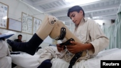 صلیب سرخ گفته است که این غیرنظامیان افغان در ۲۳۴ " حادثۀ مرتبط به خطرات انفجاری" جان باخته و یا زخمی شده‌اند. (عکس ارشیف).