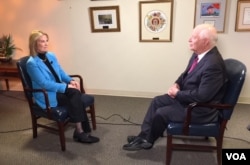 El senador de Maryland, Ben Cardin(D-MD), el demócrata de más alto rango en la Comisión de Relaciones Exteriores del Senado.habla con la colaboradora de la VOA Greta Van Susteren, en Wshington. Viernes, 5 de enero de 2018. Foto: D. Furtrowsky / VOA.