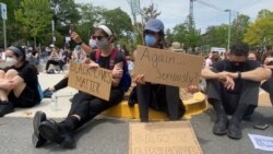Demonstranti pred bibliotekom u Betezdi
