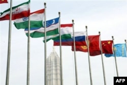 Hamkorlik deb bong urish oson, qilish qiyin; Klinton safari va va'dalar