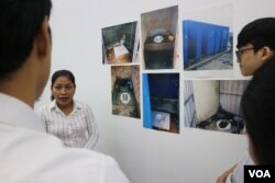 អ្នករៀបចំកម្មវិធីកំពុងបង្ហាញអំពីរូបថតដែលរៀបរាប់ពីស្ថានភាពនៃបន្ទប់ទឹកអនាម័យ ប្រភពទឹក ដែលកម្មករក្នុងវិស័យសំណង់ប្រើប្រាស់នៅកន្លែងការងាររបស់ពួកគេ ក្នុងសិក្ខាសាលាមួយកាលពីថ្ងៃទី៨ ខែសីហា ឆ្នាំ២០១៩។ (កាន់​ វិច្ឆិកា/VOA)