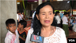 អ្នកស្រី នួន ជីវី ពលរដ្ឋវ័យ៥៨ឆ្នាំនៅក្រុងប៉ៃលិន ឈរផ្ដល់បទសម្ភាសដល់VOA អំឡុងចូលរួមពិធីរំលាយសពលោក នួន ជា បូជា ក្នុងបរិវេណវត្តព្រំគីរីមរកត ភូមិផ្សារព្រំ ឃុំស្ទឹងកាច់ ស្រុកសាលាក្រៅ ខេត្តប៉ៃលិន កាលពីថ្ងៃទី០៩ ខែសីហា ឆ្នាំ២០១៩។ (អូន ឆេងប៉រ/VOA)