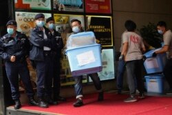 香港警方突襲搜查了《立場新聞》辦公室，搬走多箱資料 （2021年12月29日）