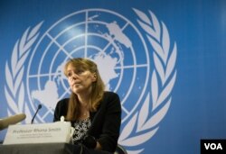 រូបឯកសារ៖ លោកស្រី រ៉ូណា ស្មីត (Rhona Smith) អ្នករាយការណ៍ពិសេសអង្គការសហប្រជាជាតិថ្លែងការណ៍ក្នុងសន្និសីទសារព័ត៌មានអំពីស្ថានភាពសិទ្ធិមនុស្សនៅកម្ពុជានាឱកាសចុងបញ្ចប់បេសកកម្មនៅការិយាល័យទីភ្នាក់ងារអ.ស.ប.ទទួលបន្ទុកសិទ្ធិមនុស្សហៅកាត់ថា OHCHR នាទីក្រុងភ្នំពេញ នៅថ្ងៃពុធ ទី១៩ ខែតុលា ឆ្នាំ២០១៦។