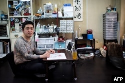 Seniman tato Jepang, Kazuyoshi Nakano, memperlihatkan tatonya di studionya di Yokohama, 27 Januari 2018. (Foto: AFP)