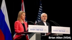 Mkuu wa masuala ya kigeni wa EU Federica Mogherini na waziri wa mambo ya kigeni wa Iran Mohammad Javad Zarif wakitangaza mkataba wa kihistoria Vienna, Austria, July 14, 2015.