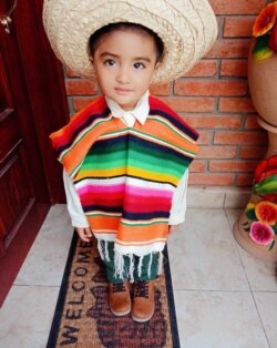 Ethan Dewanata Riyanto Cruz berpakaian tradisional Meksiko (foto: Alexander Riyanto).