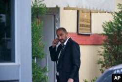 Un guardia de seguridad camina afuera del consulado de Arabia Saudí en Estambul, el 20 de octubre de 2018.