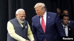 صدر ٹرمپ سٹیج پر بھارتی وزیر اعظم نریندر مودی کے ہمراہ