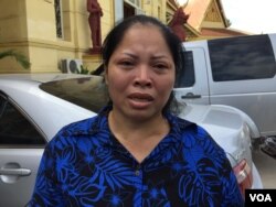 Ms. Yem Chantha, Mr. Ny Chakrya’s wife, talks to journalists at Supreme Court after hearing the verdict on November 30, 2016. (Kann Vicheika/VOA Khmer)