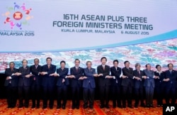 ASEAN foreign ministers pose for group photo in Kuala Lumpur, Malaysia, Aug. 6, 2015.