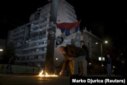 Arhiva - Obeležavanje godišnjice NATO bombardovanja ispred zgrade Generalštaba Vojske Srbije, u Beogradu, 24. marta 2015.