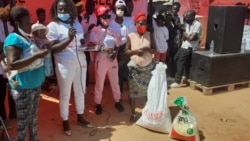 Populares recebem cestas básicas no Zango III, Bairro do Kitondo I, Luanda, Angola. 4 de Abril 2021