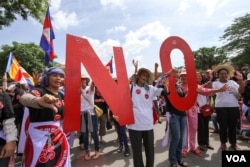 ការ​តវ៉ា​ប្រឆាំង​ការអនុម័ត​របស់​រដ្ឋសភា​ លើ​សេចក្តី​ព្រាង​ច្បាប់​ស្តី​ពី​សមាគម​និង​អង្គការ​មិន​មែន​រដ្ឋាភិបាល​ នៅ​ក្បែរ​រដ្ឋសភា​ជាតិ​ កាល​ពី​ថ្ងៃ​ទី​១៣​ ខែ​កក្កដា​ ឆ្នាំ​២០១៥។ (នូវ​ ពៅ​លក្ខិណា/VOA)​