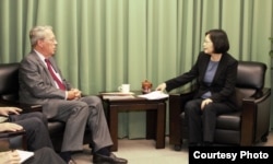 民進黨主席蔡英文（右）會見美國在台協會主席薄瑞光（台灣民進黨提供）