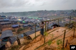 A Rohingya Muslim man, who crossed from Myanmar into Bangladesh, builds a shelter for his family in Taiy Khali refugee camp, Bangladesh, Sept. 20, 2017.