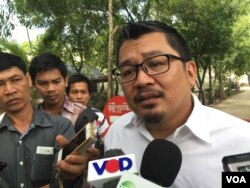 លោក​ អ៊ូ វីរៈ​ ប្រធាន​វេទិកា​អនាគត​ ប្រាប់​អ្នកសារព័ត៌មាន​អំពី​ស្ថានភាព​នយោបាយ​នៅ​មុខ​ពន្ធនាគារ​ព្រៃ​ស កាលពី​ថ្ងៃ​ ០៨​ ខែ​ធ្នូ​ ឆ្នាំ​ ២០១៦។​ (ហ៊ុល រស្មី/VOA) ​