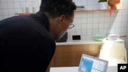 Google's Kayitta Johnson gives a demonstration of the Nest Hub Max at the Google I/O conference in Mountain View, Calif., Tuesday, May 7, 2019. (AP Photo/Jeff Chiu)