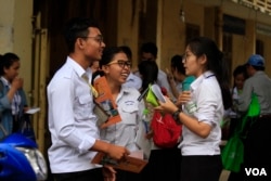 ក្រុម​បេក្ខជន​ប្រឡង​បាក់ឌុប​ សម្តែងការ​រីករាយ​ពេលចេញ​ពី​ប្រឡងនៅថ្ងៃ​ចុងក្រោយ​នៃ​ការ​រប្រឡង ​នៅ​វិទ្យាល័យ​ព្រះ​យុគន្ធរ ក្នុង​រាជធានី​ភ្នំពេញ​ កាល​ពី​ថ្ងៃទី​ ២២​ ខែ​សីហា​ ឆ្នាំ ២០១៧​។ (រិទ្ធី​ គីមហេង​/ VOA)