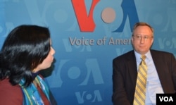 AQShning O'zbekistondagi elchisi Jorj Krol va "Amerika Ovozi" jurnalisti Navbahor Imamova suhbatda, 13-mart, 2013