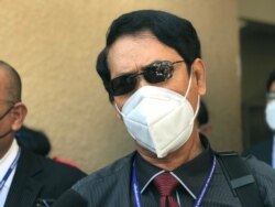 លោក​មេធាវី អាង ឧត្តម និយាយ​ជាមួយ​អ្នកកាសែត ក្នុង​តុលាការ​ក្រុង​ភ្នំពេញ នៅ​ថ្ងៃទី១៩ ខែមករា​ ឆ្នាំ​២០២២។ (ហ៊ុល រស្មី/វីអូអេ)