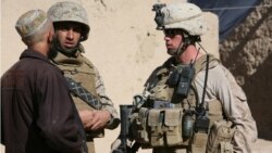 ARHIVA - Uz pomoć prevodioca, američk marinac razgovara sa meštaninom jednog sela u Avganistanu, 6. decembra 2009. (Foto: Američki marinski korpus)