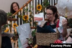 Поки пара була в лікарні, мама нареченої та сестри нареченого організували для Ешлі вечірку-сюрприз, на яку запросили рідних та друзів