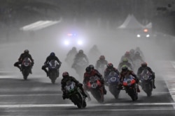 Para pebalap memacu sepeda motor menjelang Race 2 Kejuaraan Dunia Superbike di Sirkuit Mandalika, Lombok, Nusa Tenggara Barat, 21 November 2021. (foto: dok).