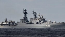 日本海上自衛隊拍攝的俄羅斯一艘軍艦2021年10月18日通過津輕海峽的情景