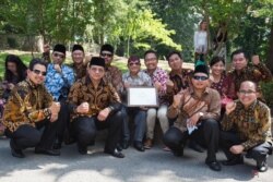 Pengurus grup seni Singo Lodoyo menunjukkan piagam penghargaan yang diterima dari Duta Besar RI di Washington DC (foto: courtesy).