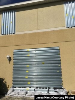 Місцеві мешканці готують домівки до урагану