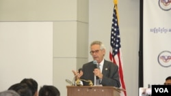 រូបឯកសារ៖ លោក​ Alan Lowenthal​ កំពុង​ថ្លែង​សុន្ទរកថា​នៅ​ក្នុង​កិច្ចពិភាក្សា​អំពី​ស្ថាន​ភាព​នយោបាយ​ប្រទេស​កម្ពុជា​ និង​ តួនាទី​របស់​សហរដ្ឋ​អាមេរិក​ នៅ​ទីក្រុង​ Annandale​ រដ្ឋ​វឺជីនៀ នៅ​ថ្ងៃ​ទី​ ៣​ ខែ​ធ្នូ​ ឆ្នាំ​ ២០១៧​។ (លឹម​ ហ្គេច​ហៀង/VOA)