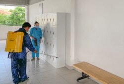 សកម្មភាព​សម្អាត​របស់​សាលារៀនវេស្ទើននៅ​តាមទីធ្លា​សាលា នៅ​សាលាវេស្ទើនអន្តរជាតិ ទីក្រុងភ្នំពេញ ថ្ងៃទី​៨ ខែកក្កដា ឆ្នាំ​២០២០។ (ធីតា វីន/វីអូអេ)