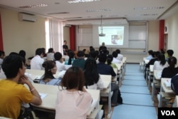 2សន្និសីទនិស្សិតស្តីពីមុខវិជ្ជាសិល្បៈ មនុស្សសាស្រ្ត និងវិទ្យាសាស្រ្តសង្គម លើកទី២ ត្រូវបានធ្វើឡើងនៅឯសាកលវិទ្យាល័យហ្សាម៉ាន់ កាលពីថ្ងៃទី២៣ ខែឧសភា ឆ្នាំ២០១៥។ សន្និសីទនិស្សិតនេះមានគោលបំណងជម្រុញនិស្សិតឲ្យធ្វើការស្រាវជ្រាវនៅក្នុងការសិក្សា។ (នូវ ពៅលក្ខិណា/VOA)