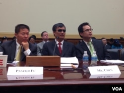 中国山东维权人士陈光诚首次现身美国国会就中国人权现状作证（美国之音方方拍摄）