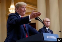 El presidente de EE.UU. Donald Trump y el presidente ruso Vladimir Putin, en conferencia de prensa conjunta en el Palacio Presidencial de Helsinki, Finlandia, el 16 de julio de 2018.
