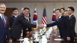 AQSh Mudofaa vaziri Mark Esper (chapda) va Janubiy Koreya Mudofaa vaziri Chjon Kyon Du. Seul, 9-avgust, 2019.