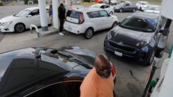 A person fills their car with gas as people queue at a Shell gas station, after a cyberattack crippled the biggest fuel pipeline in the country, run by Colonial Pipeline, in Washington, D.C., U.S., May 15, 2021. REUTERS/Andrew Kelly