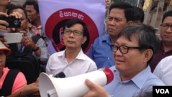 Cambodian National Rescue Party lawmaker Son Chhay accepts petition from some 300 demonstrators preventing the passage of a controversial draft NGO law in front of the National Assembly on June 23, 2015. (Neou Vannarin/VOA Khmer)