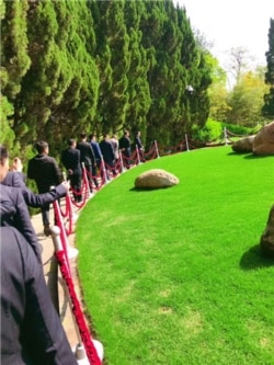 2020年4月15日，民众自发到胡耀邦墓地祭奠。（胡耀邦史料信息网图片）