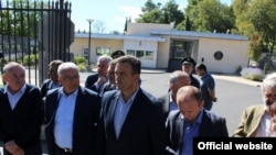 Lideri DF-a ispred američke ambasade (rtcg.me)